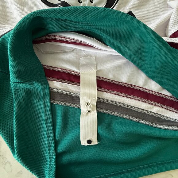 Vintage Anaheim Mighty Ducks Charlie Conway Hockey Jersey - Mens 2XL - Picture 7 of 8